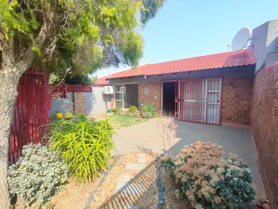 2 Bedroom Property for Sale in Langenhovenpark Free State